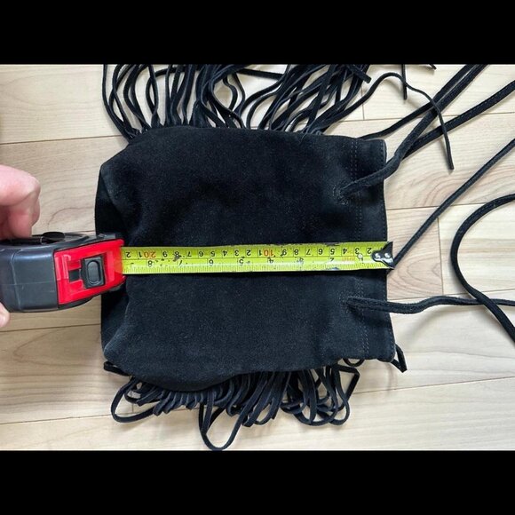 High-quality genuine suede handbag with dramatic fringe details - Picture 5 of 8